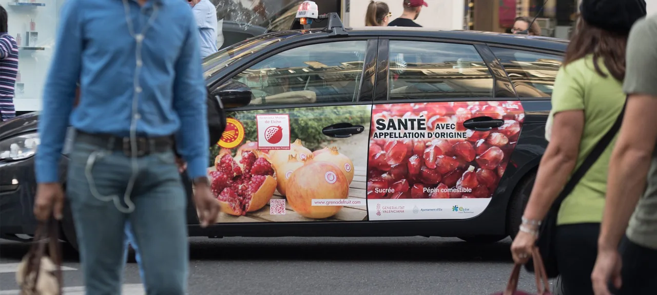 Grenade Mollar de Elche (grenadefruit.com) pomegranate door-side ad on a black taxi in France