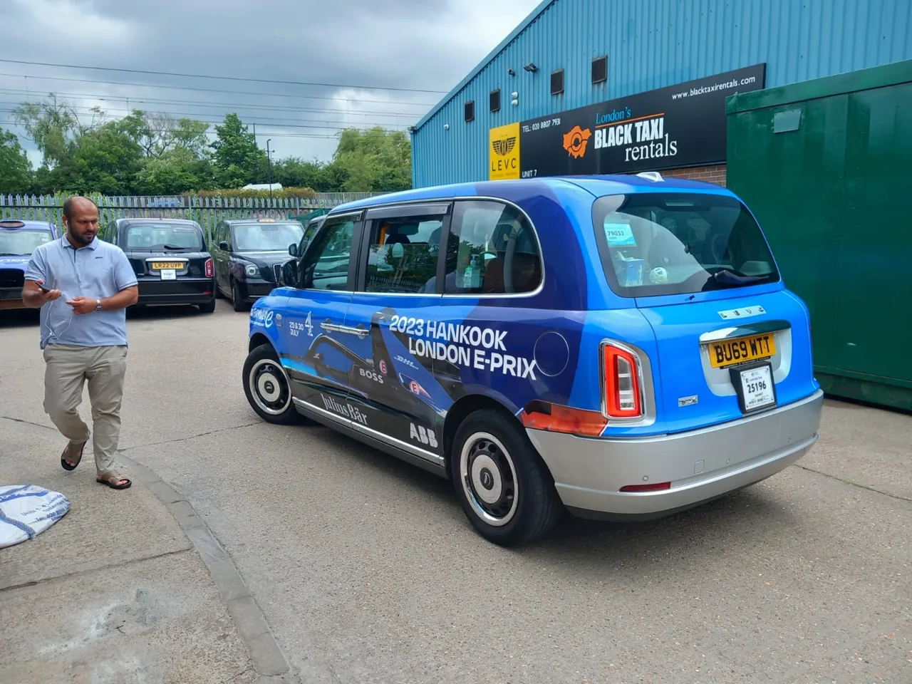 2023 Hankook London E-Prix (Formula E) full-livery blue LEVC electric taxi wrap (Huge Media own work)