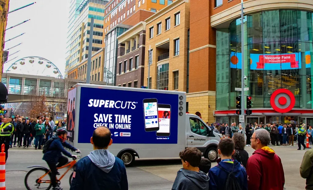 Supercuts campaign on Momentara digital truck LED screens (Momentara official site)