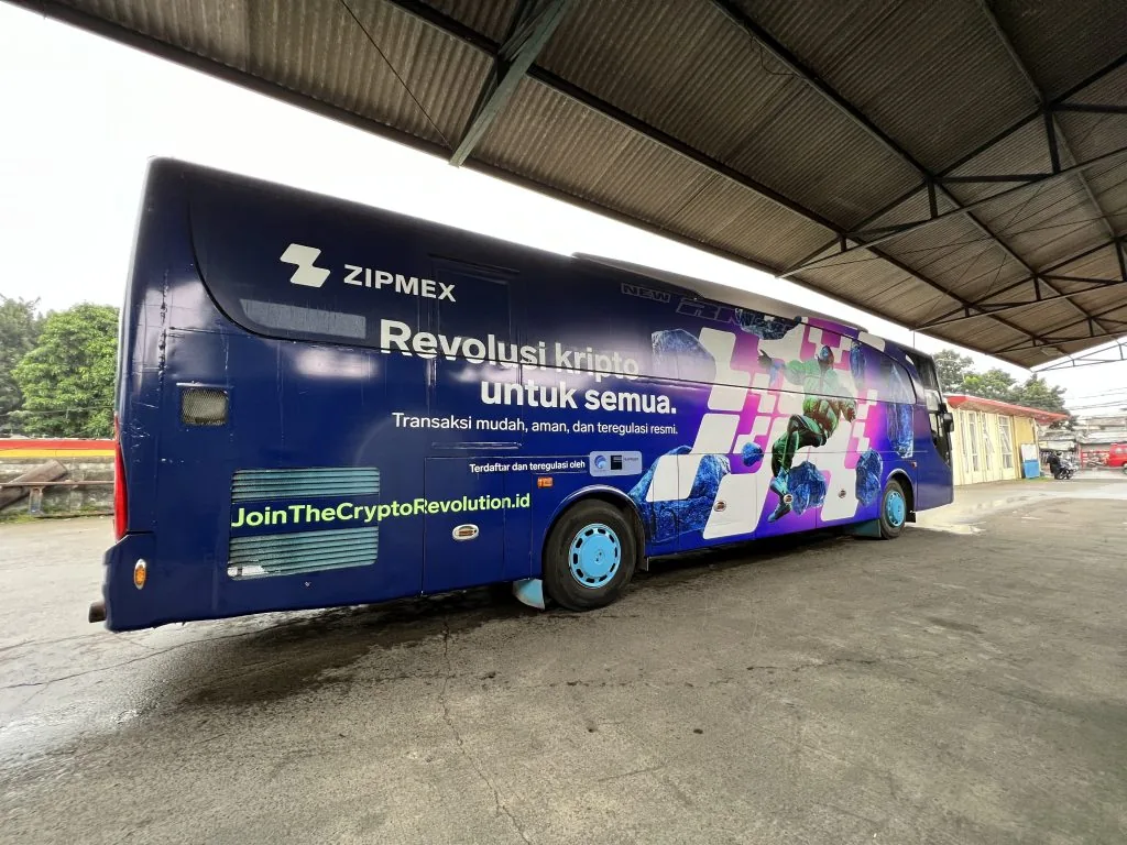 Zipmex 'Revolusi Kripto Untuk Semua' full-body bus wrap (StickEarn StickBus) — StickEarn's own showcase gallery.
